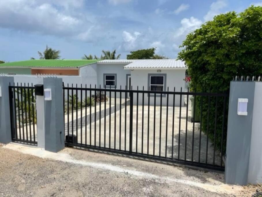 Villa Susanna 3 Bedroom 2 Bathroom House Sleeps 6Plus Willemstad Exterior photo
